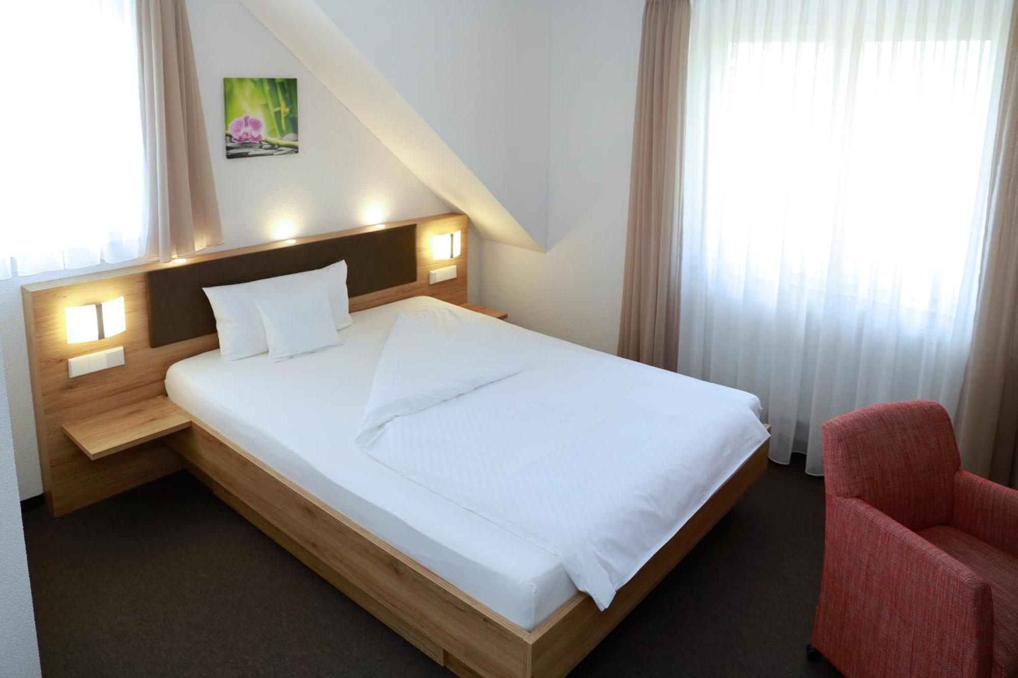 Hotel Gasthof Schuetzen Gbr Laupheim Exterior photo