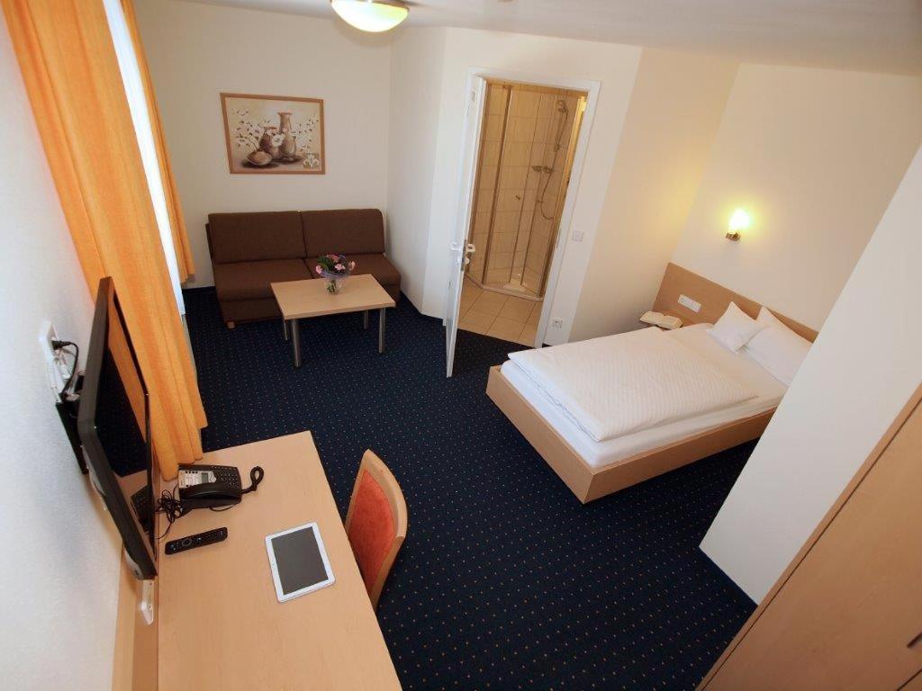 Hotel Gasthof Schuetzen Gbr Laupheim Room photo