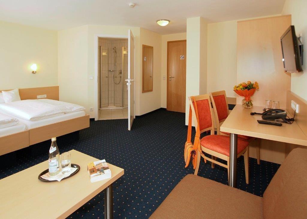 Hotel Gasthof Schuetzen Gbr Laupheim Exterior photo
